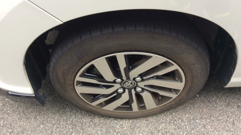 タイヤホイール前