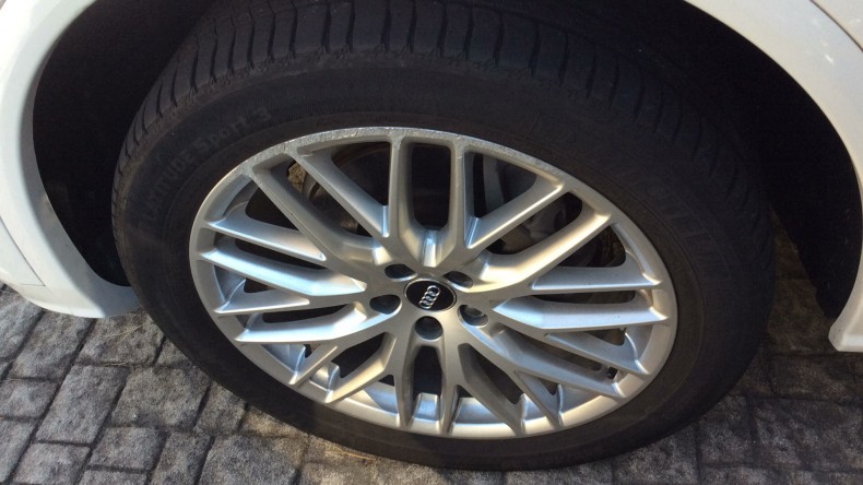 タイヤホイール前