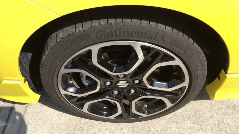 タイヤホイール前