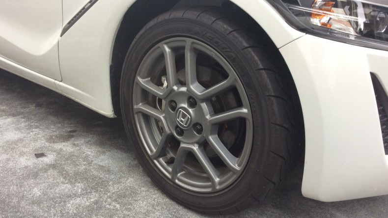 タイヤホイール前