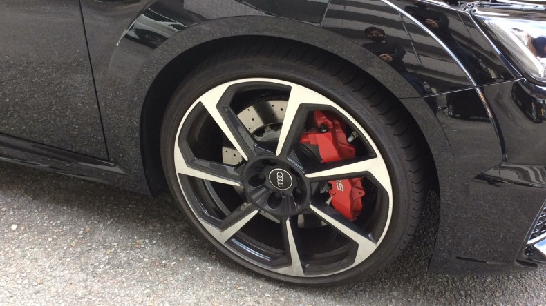 タイヤホイール前