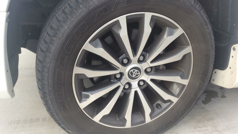 タイヤホイール前