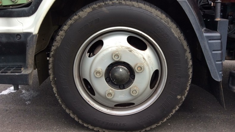 タイヤホイール前