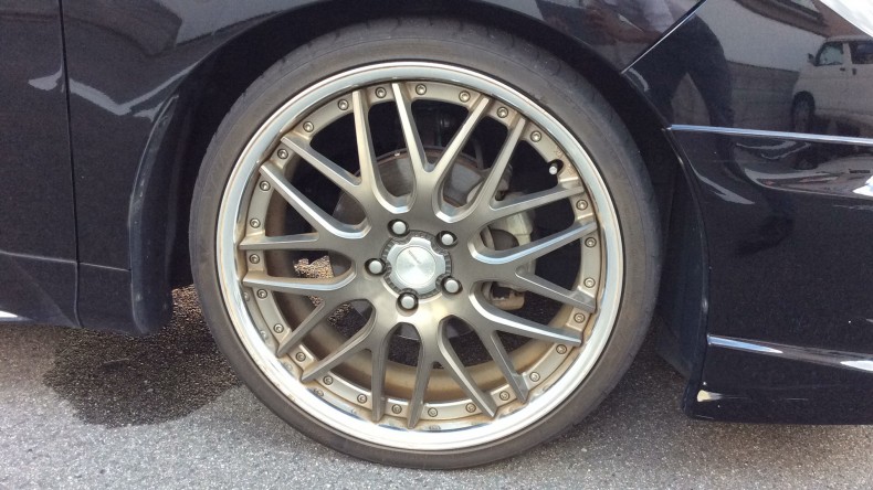 タイヤホイール前