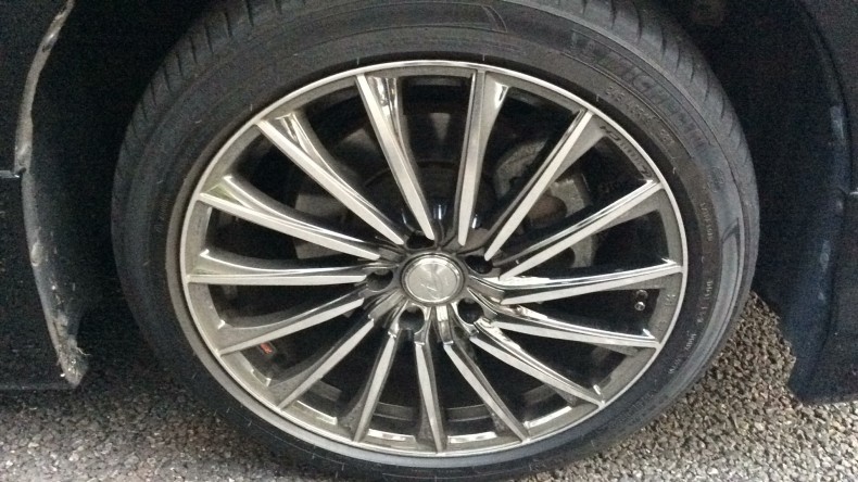 タイヤホイール前