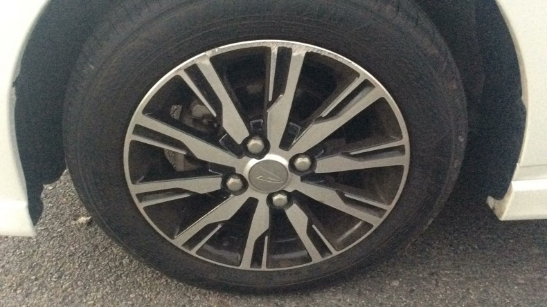 タイヤホイール前