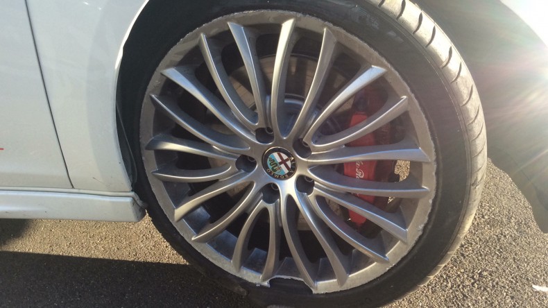 タイヤホイール前