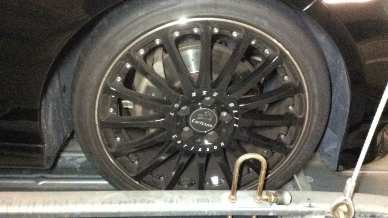 タイヤホイール前