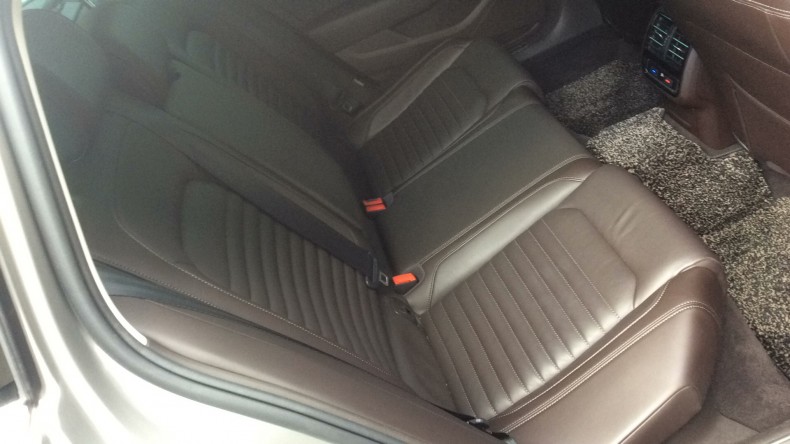 内装後方シート