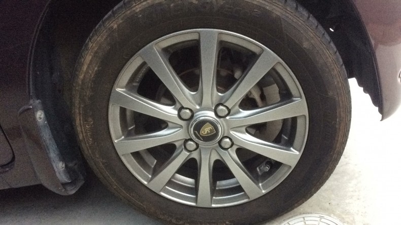 タイヤホイール前