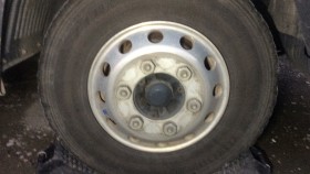 タイヤホイール前