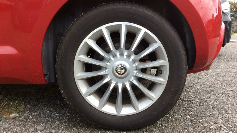 タイヤホイール前