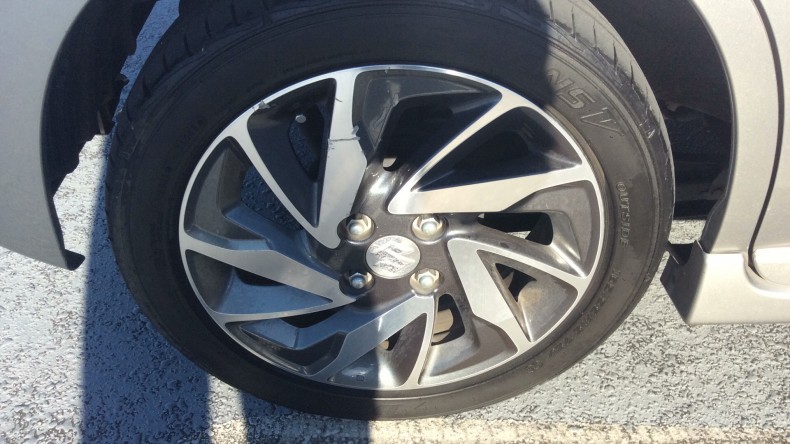 タイヤホイール前