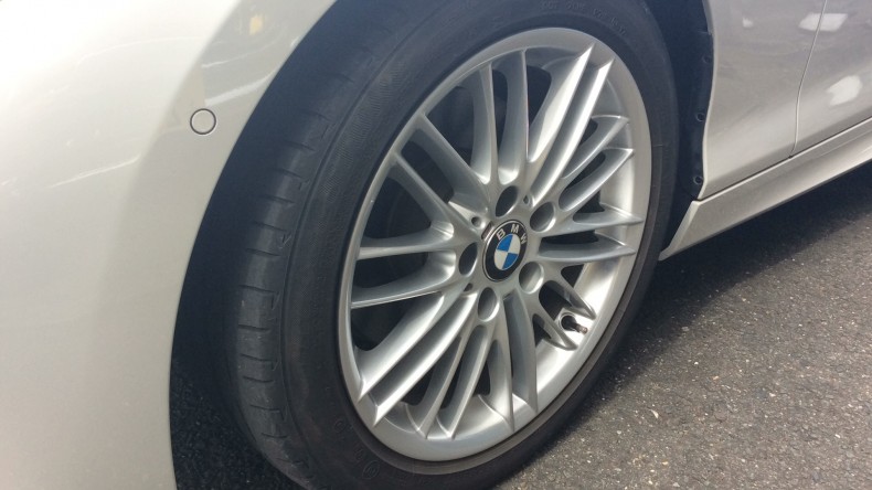 タイヤホイール前