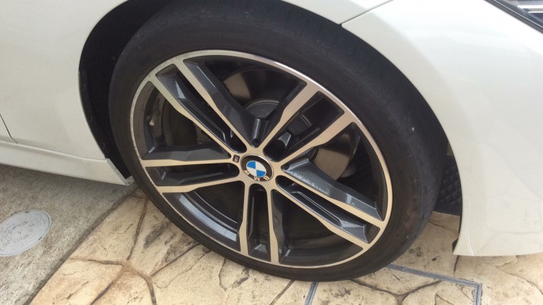 タイヤホイール前