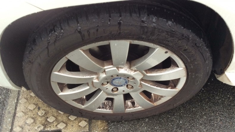 タイヤホイール前