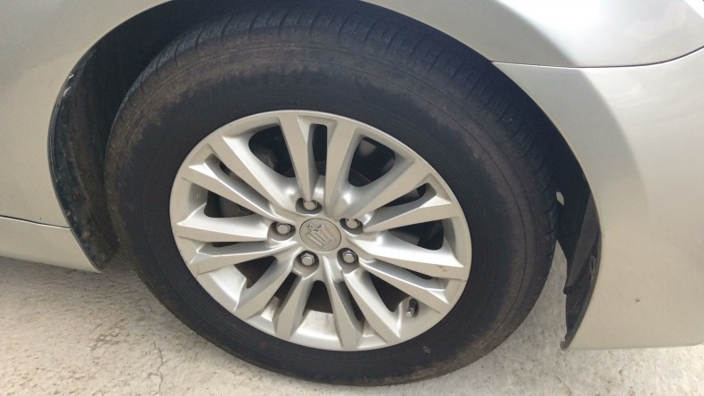 タイヤホイール前