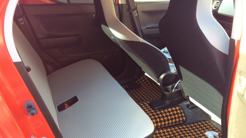 内装後方シート