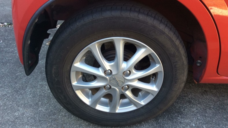 タイヤホイール前