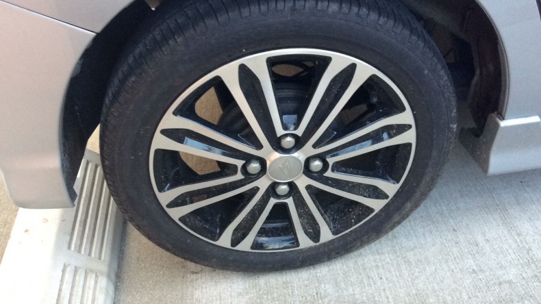 タイヤホイール前