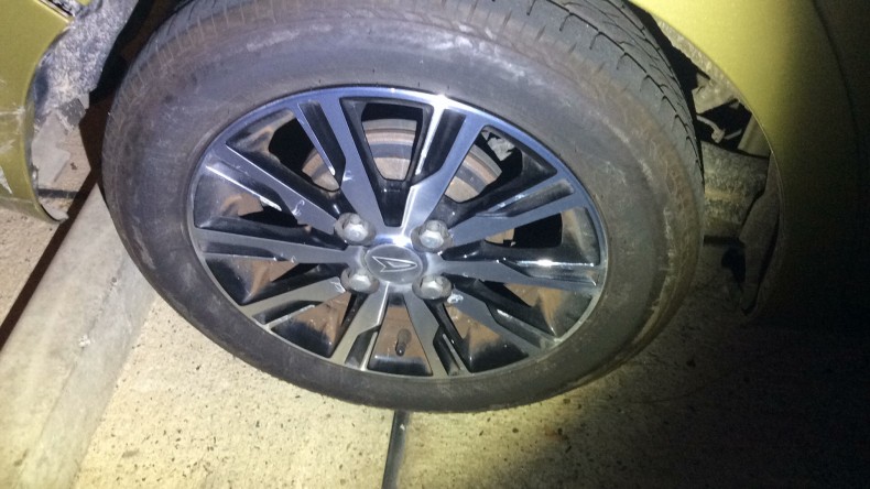 タイヤホイール前