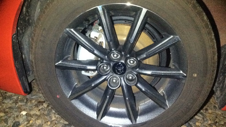 タイヤホイール前