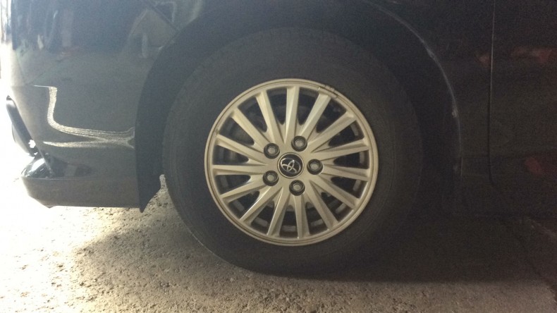 タイヤホイール前