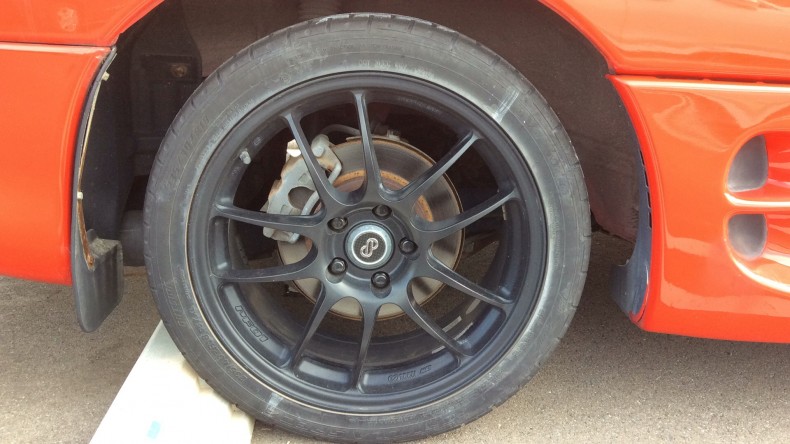 タイヤホイール前