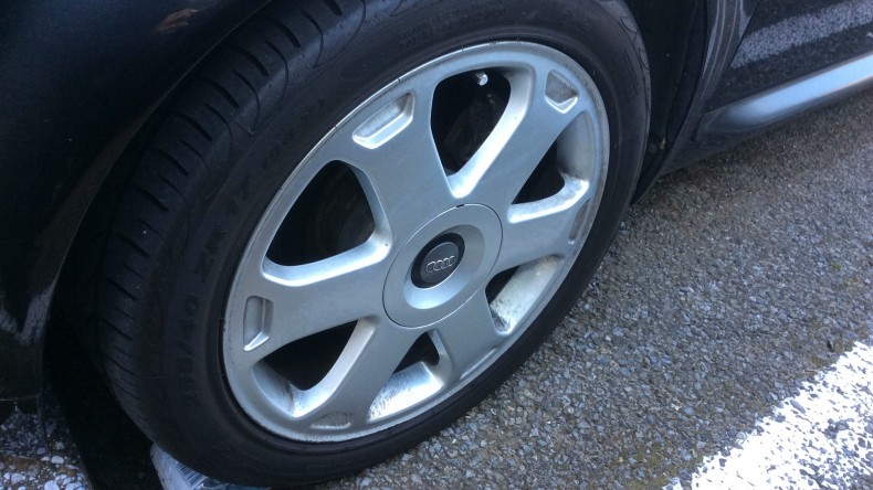 タイヤホイール前