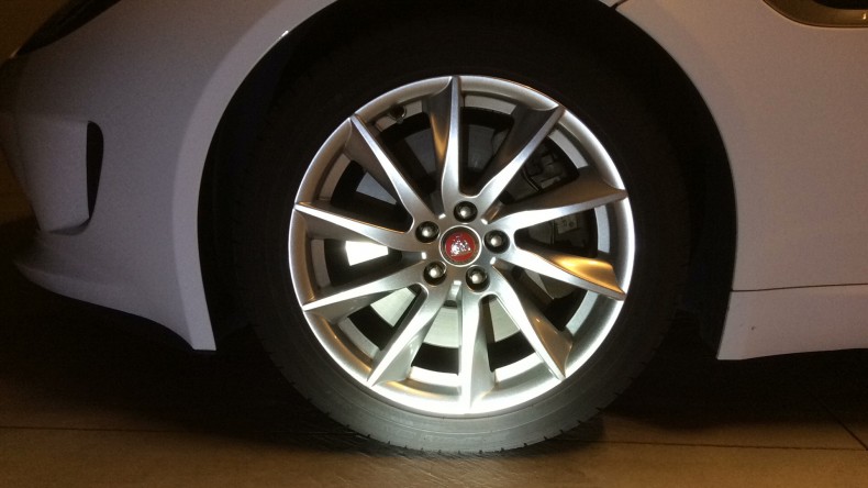 タイヤホイール前