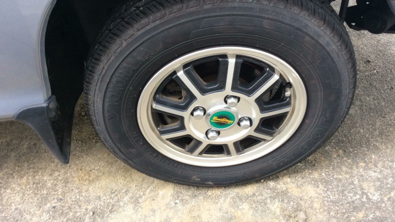 タイヤホイール前