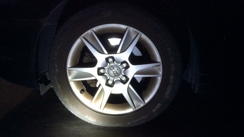 タイヤホイール前