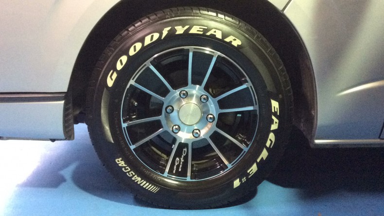 タイヤホイール前