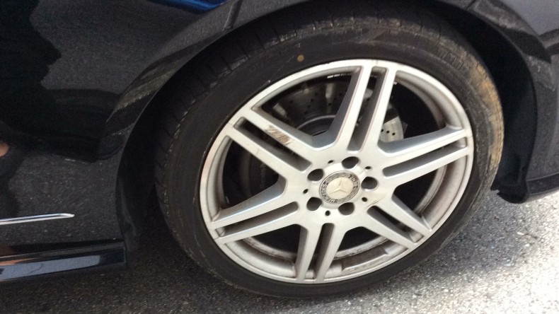 タイヤホイール前