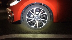 タイヤホイール前