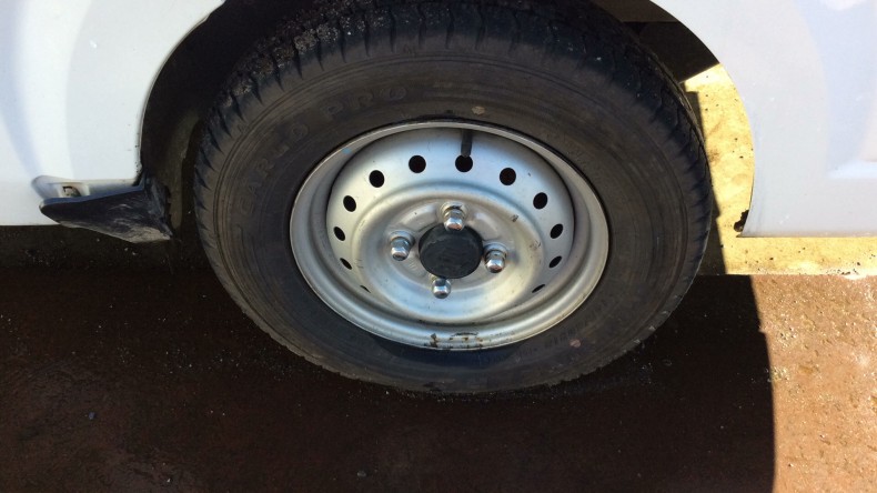 タイヤホイール前