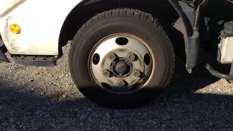 タイヤホイール前