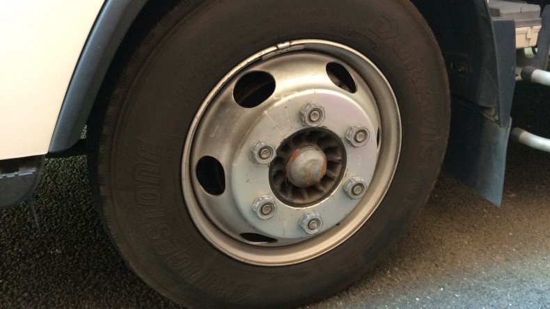 タイヤホイール前