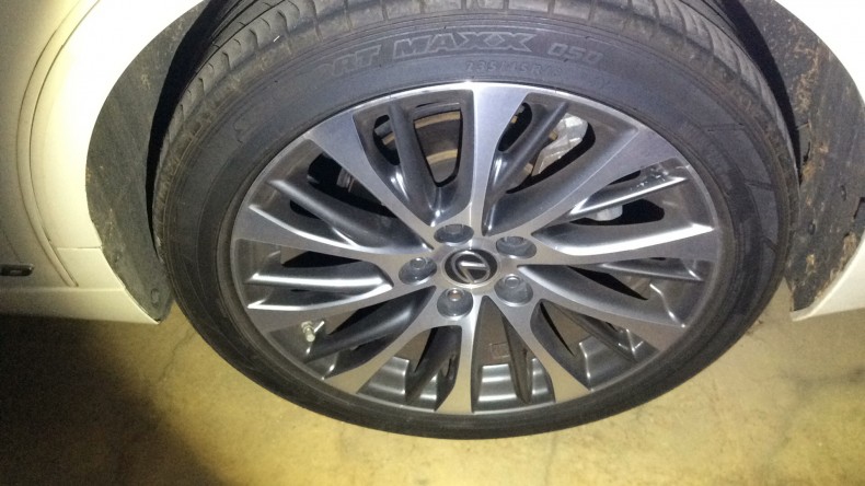 タイヤホイール前