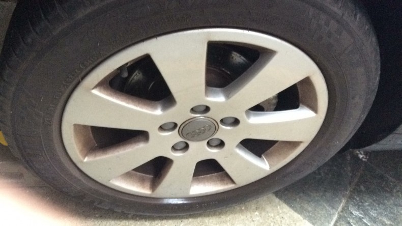 タイヤホイール前