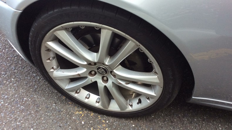 タイヤホイール前