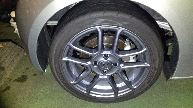 タイヤホイール前