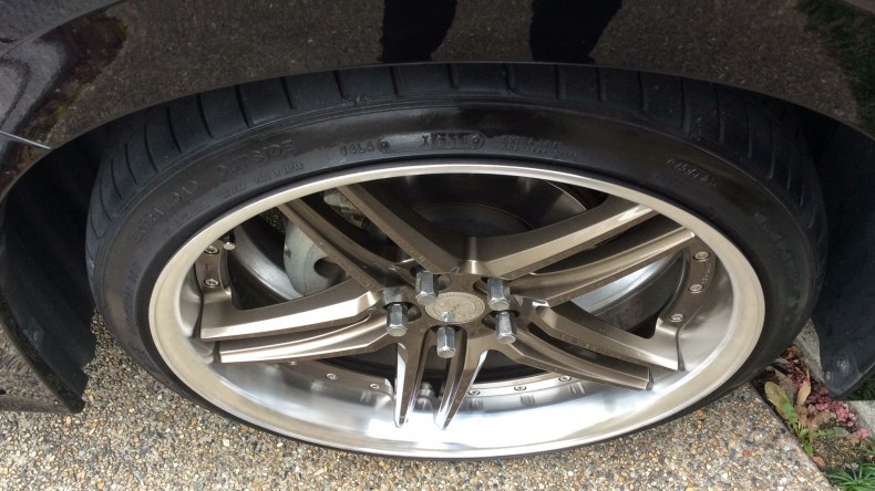 タイヤホイール前