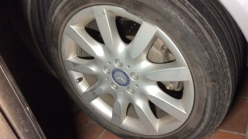 タイヤホイール前