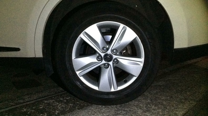 タイヤホイール前