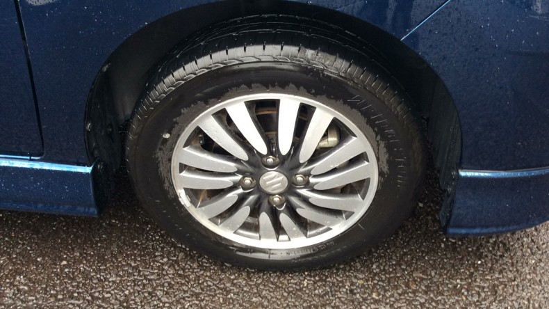 タイヤホイール前