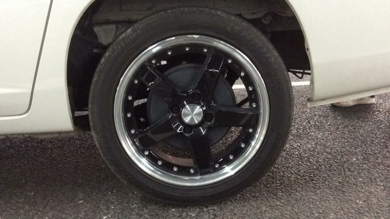 タイヤホイール前