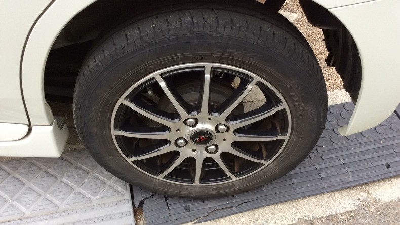 タイヤホイール前