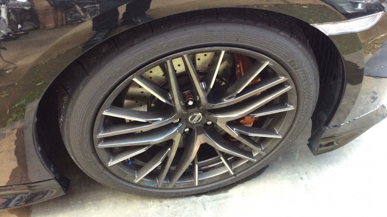 タイヤホイール前