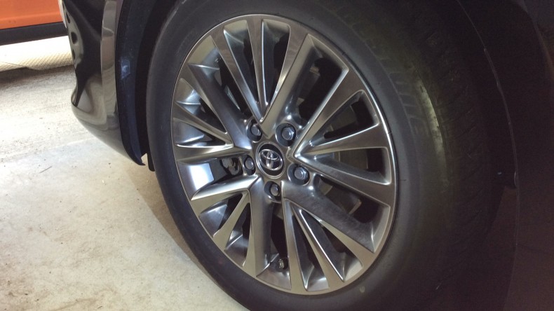 タイヤホイール前